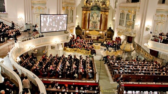 Eric Whitacre beim Konzert im Hamburger Michel © NDR, Ulrike Henningsen 