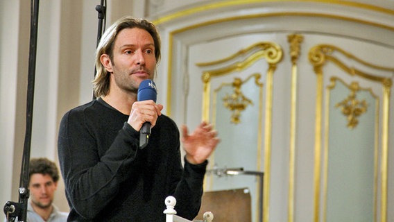 Eric Whitacre beim Konzert im Hamburger Michel © NDR Foto: Ulrike Henningsen