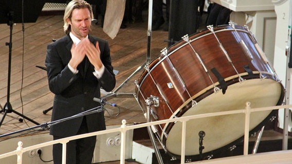 Eric Whitacre beim Konzert im Hamburger Michel  