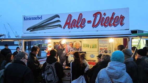Der Verkaufswagen von Aale Dieter auf dem Hamburger Fischmarkt © NDR Foto: Matthias Freund