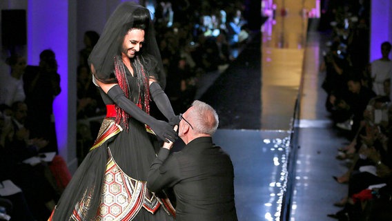 Jean-Paul Gaultier küsst die Hand von Conchita Wurst © dpa - Bildfunk Foto: Ian Langsdon