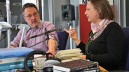 Annemarie Stoltenberg und Rainer Moritz beim "Gemischte Doppel" im Studio von NDR Kultur © NDR.de Foto: Jil Hesse