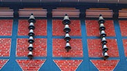 Glockenspiel an einer Fachwerkfassade in Celle © NDR Foto: Matthias Freund