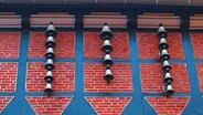 Glockenspiel an einer Fachwerkfassade in Celle © NDR Foto: Matthias Freund