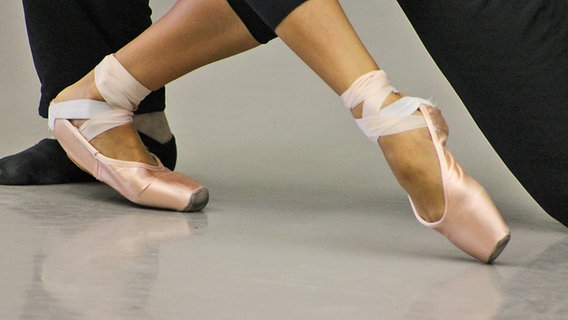 Neuer Schweriner Ballettchef Sergej Gordienko bei der Arbeit © NDR.de Foto: Lena Zieker