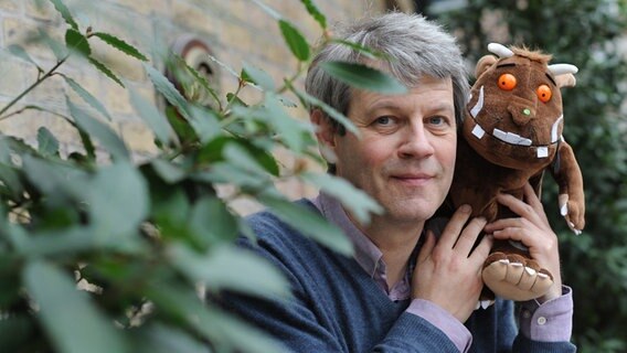 Illustrator Axel Scheffler mit der Grüffelo-Figur auf der Schulter © picture alliance / dpa Foto: Jörg Carstensen