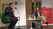 NDR Kultur Redakteur Alexander Sollcoh und Journalistin Pascale Hugues sitzten auf einer Bühne. © NDR Foto: Nicole Spietczack-Jaeger