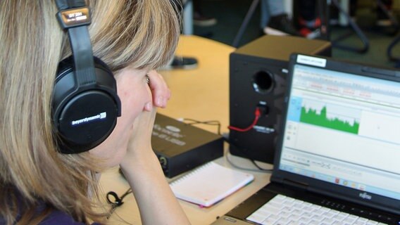 NDR Producerin Sabine Korbmann kontrolliert die Sprachaufnahmen © NDR Foto: Susanne Neumann
