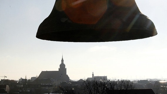 Blick über die Stadt an einer Glocke vorbei © picture-alliance/ ZB Foto: Bernd Settnik