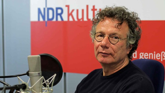 Writer Ingo Schulze at NDR Kultur studio.  © NDR Photo: Pascal Strehler
