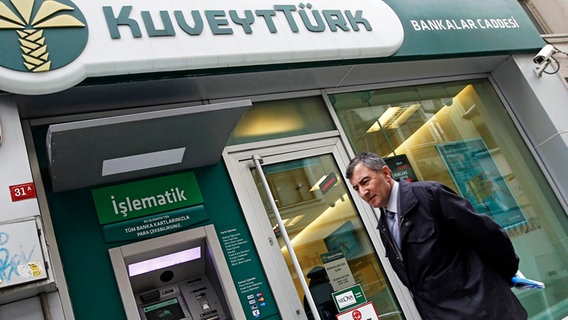 Mann geht an einer Geldbank vorbei © picture alliance / dpa Foto:  Ulas Yunus Tosun