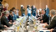 Bundesfamilienministerin Manuela Schwesig (l - SPD) und Bundesinnenminister Thomas de Maiziere (r - CDU) nehmen am 10.11.2015 in Berlin im Bundesinnenministerium an der Deutschen Islamkonferenz (DIK) teil. Die Islamkonferenz beschäftigt sich in diesem Jahr mit dem Thema "Wohlfahrtspflege". © dpa Foto: Klaus-Dietmar Gabbert