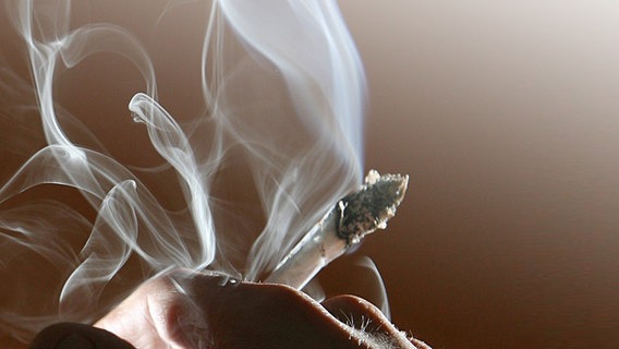 Joint raucht © imago/fotokombinat 