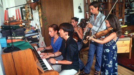 Die Theologin Margot Käßmann musiziert mit ihren vier Töchtern, den Zwillingen Lea und Hanna, Sarah und Esther am 8. August 1999 in Fulda. © picture-alliance / dpa Foto: Jörg Schmitt