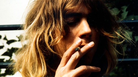 Kevin Ayers raucht eine Zigarette © picture alliance / AP Photo 