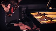 Der Pianist Lambert spielt live im Studio von NDR Kultur © NDR 