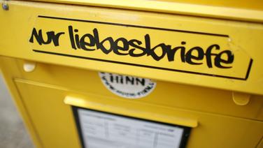 Ein Aufkleber "Nur Liebesbriefe" klebt auf einem Briefkasten © dpa - Bildfunk Foto: Jan Woitas