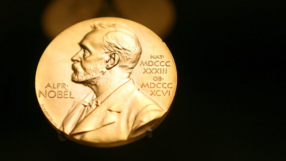 Medaille mit dem Konterfei von Alfred Nobel © dpa - Bildfunk Foto: Kay Nietfeld