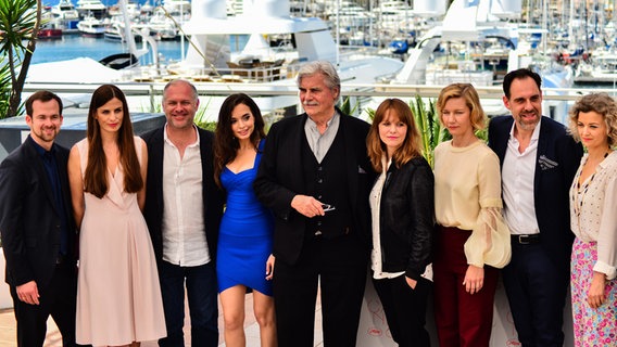 Jonas Dornbach, Janine Jackowski, Vlad Ivanov, Ingrid Bisu, Peter Simonischek, Maren Ade, Sandra Hueller, Thomas Loibl, Lucy Russell in Cannes 2016 Jonas Dornbach, Janine Jackowski, Vlad Ivanov, Ingrid Bisu, Peter Simonischek, Maren Ade, Sandra Hueller, Thomas Loibl, Lucy Russell in Cannes 2016 © dpa/NurPhoto Foto: Isa Saiz