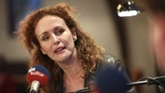 Schriftstellerin Marente de Moor sitzt vor einem NDR Kultur Mikrophon. © Gert Westdörp Foto: Gert Westdörp