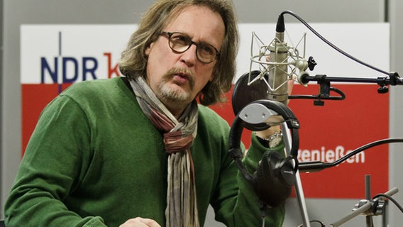 Harald Martenstein spricht im Studio © NDR.de Foto: Andreas Kluge