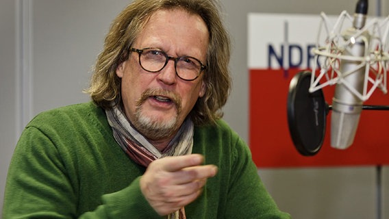 Harald Martenstein spricht im Studio © NDR.de Foto: Andreas Kluge