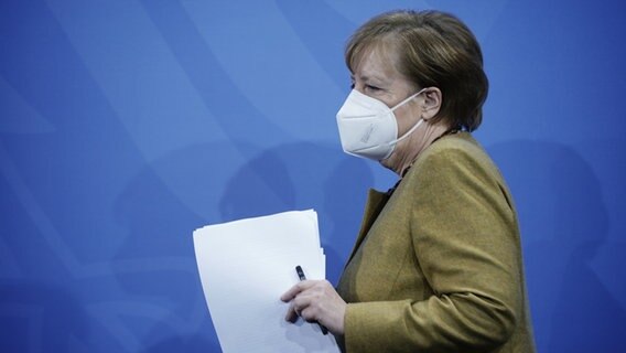 Angela Merkel trägt auf dem Weg zu einer Besprechung Maske. © picture alliance/dpa/dpa-pool | Michael Kappeler Foto: Michael Kappeler