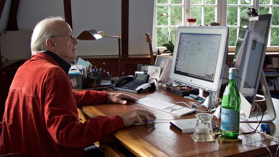 Michael Kunze sitzt am Schreibtisch © NDR.de Foto: Christina Grob