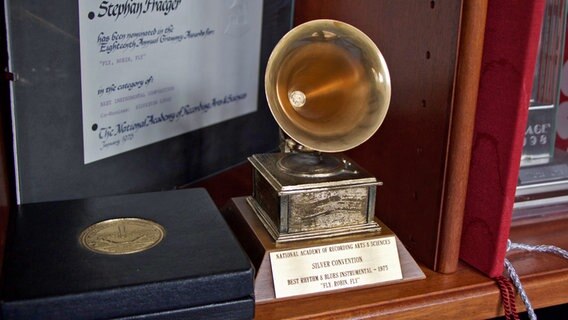 Ein Grammy-Award steht im Schrank © NDR.de Foto: Christina Grob