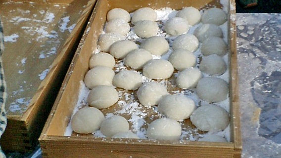 Die Reiskuchen "Mochis" werden in Japan traditionell zum neuen Jahr gegessen © Wikipedia / MANS 