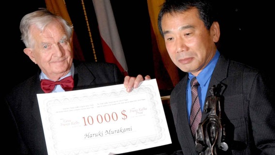 Haruki Murakami erhält den Franz Kafka Award 2006 © epa-Bildfunk Foto: Filip_Singer