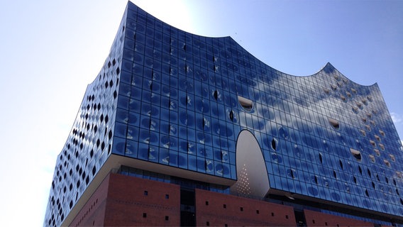 Die Elbphilharmonie in Hamburg von außen fotografiert. © NDR Foto: Friederike Westerhaus