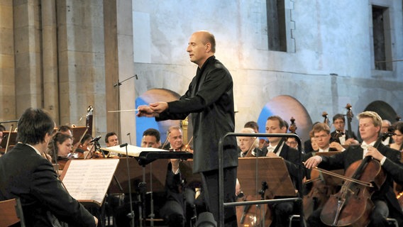 HR-Sinfonieorchester unter der Leitung von Paavo Järvi in der Basilika des Klosters Eberbach HR-Sinfonieorchester unter der Leitung von Paavo Järvi in der Basilika des Klosters Eberbach © HR / Manfred Roth Foto: Manfred Roth