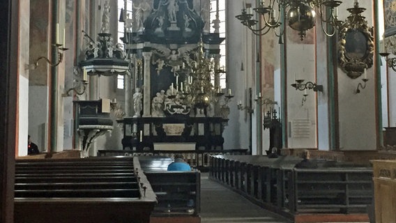 Philipp Schmid sitzt allein im in der Kirche © NDR.de Foto: Cornelius Kob