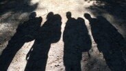 Schatten-Silhouette der vier Pilger auf dem Boden © NDR.de Foto: Philipp Schmid
