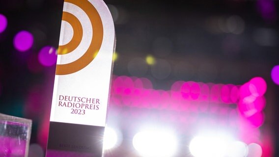Mit dieser Trophäe werden die Preisträger des Deutschen Radiopreises 2023 ausgezeichnet. © Deutscher Radiopreis Foto: Philipp Szyza