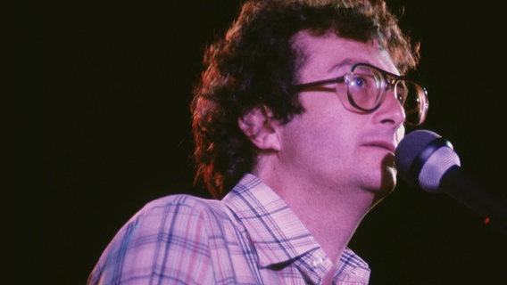 Randy Newman auf der Bühne in den 70er-Jahren. © picture alliance / Jazzarchiv Foto: Hardy Schiffler