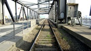 Über die Rethe-Hubbrücke führen Schienen und eine Straße. © NDR Foto: Matthias Freund