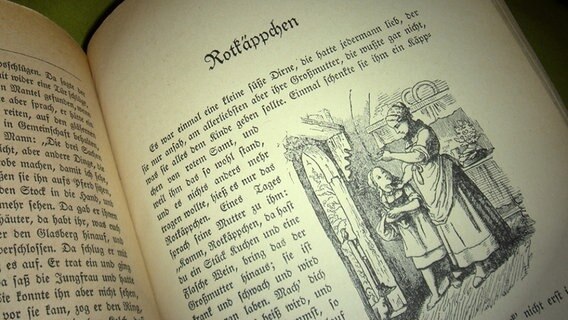 Aufgeschlagenes Märchenbuch: Rotkäppchen © panthermedia Foto: Elvira Gerecht