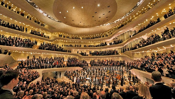 Conductor Thomas Hengelbrock with orchestra at the opening of the Elbphilharmonie in the main hall © picture Alliance 