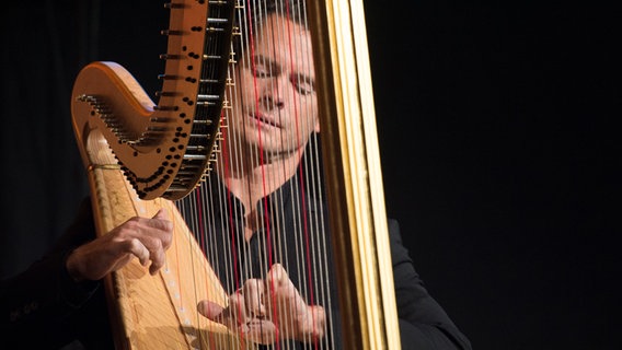 Xavier de Maistre spielt Harfe © NDR.de Foto: Sebastian Gerhard