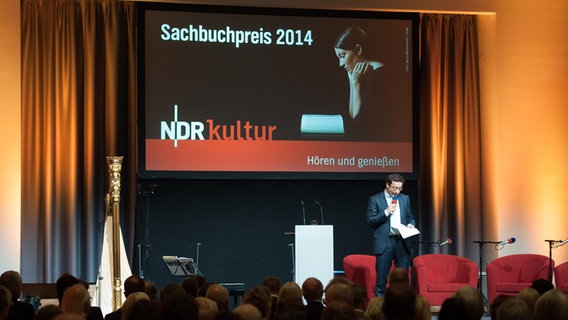 Moderator Ulrich Kühn begrüßt das Publikum auf der Bühne © NDR.de Foto: Sebastian Gerhard