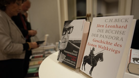 Bücher auf dem einem Tisch © NDR.de Foto: Sebastian Gerhard