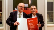 Hörfunkdirektor des NDR und Jury-Mitglied Joachim Knuth mit dem Preisträger des NDR Kultur Sachbuchpreises 2015 Christoph Reuter. © NDR Foto: Isabelle Hannemann