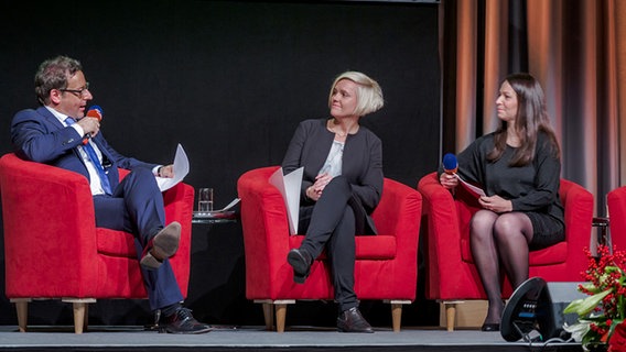 Preisträgerin des Opus Primum Förderpreises Susanne Muhle im Interview mit Ulrich Kühn udn Lena Zieker bei der Verleihung des NDR Kultur Sachbuchpreises 2015 © NDR Foto: Isabelle Hannemann