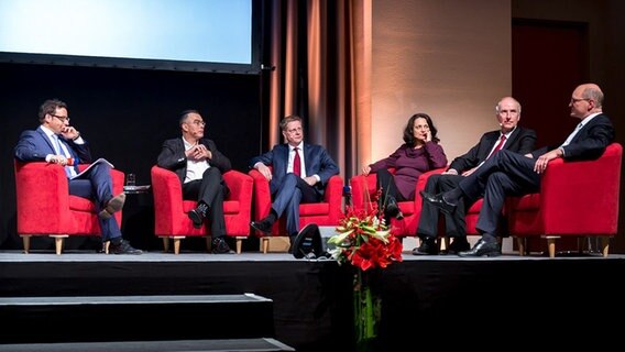 Moderator Ulrich Kühn, Preisträger Christoph Reuter, "HAZ"-Chefredakteur Hendrik Brandt, Autorin und Laudatorin Hilal Sezgin, Generalsekretär der VolkswagenStiftung Wilhelm Krull und NDR Hörfunkdirektor  Joachim Knuth. © NDR Foto: Isabelle Hannemann