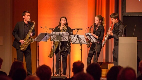 Das Ebonit Saxophone Quartett auf der Bühne der NDR Kultur Sachbuchpreis Gala 2017 © NDR.de Foto: Axel Herzig