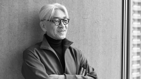 der japanische Komponist Ryuichi Sakamoto ist im Alter von 71 Jahren gestorben der japanische Komponist Ryuichi Sakamoto ist im Alter von 71 Jahren gestorben © picture alliance / ASSOCIATED PRESS | Yasushi Wada Foto: Yasushi Wada