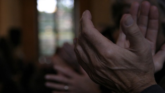 Klatschende Hände © NDR Online Foto: Jim Strunck
