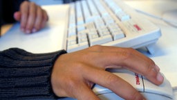 Hand greift nach PC-Maus © picture-alliance/ dpa Foto: Kitty Kleist-Heinrich